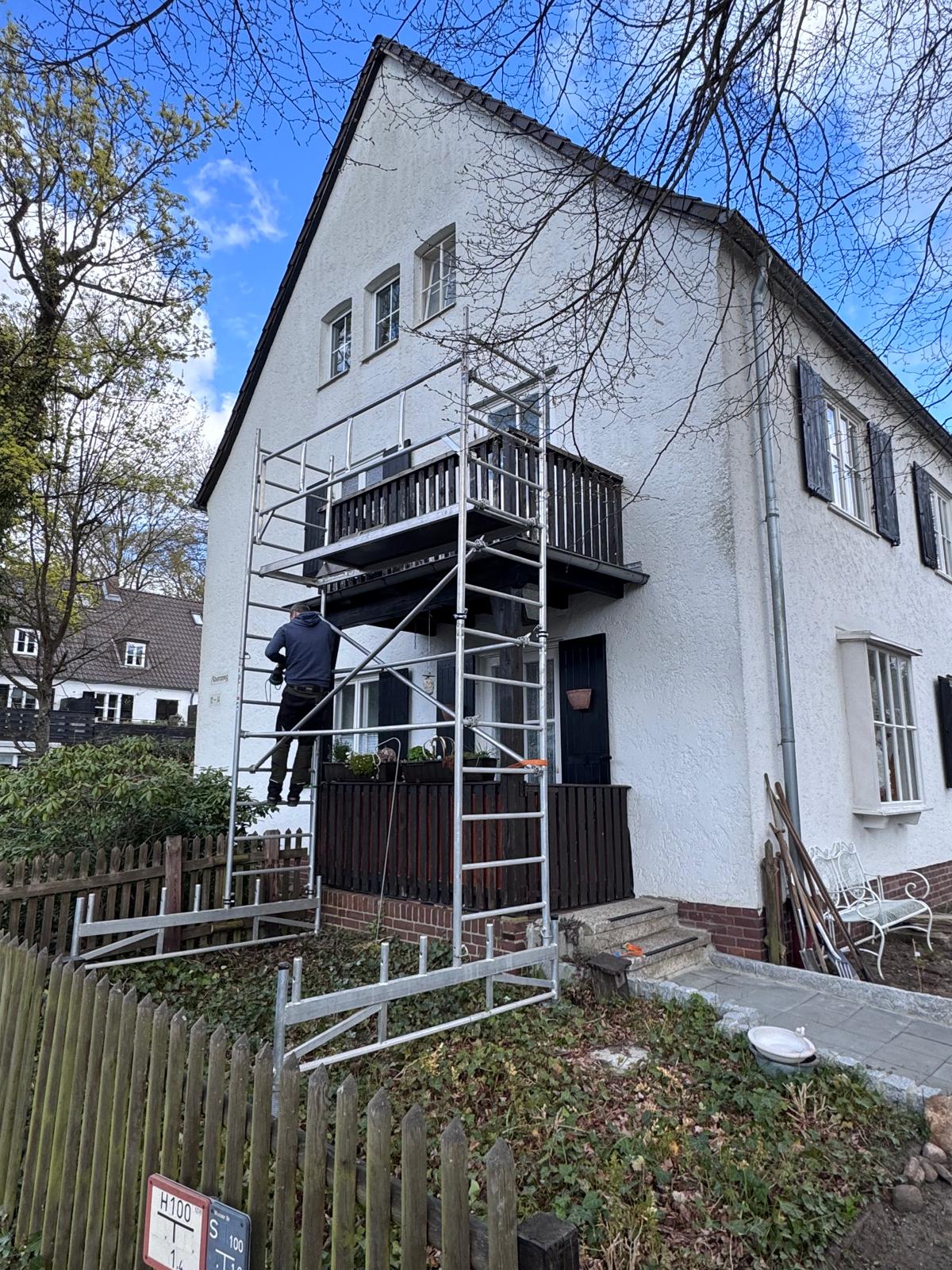 Gerüst am Haus am Steimker Berg Wolfsburg – Steimker Objektpflege bei Holzpflegearbeiten am Balkon