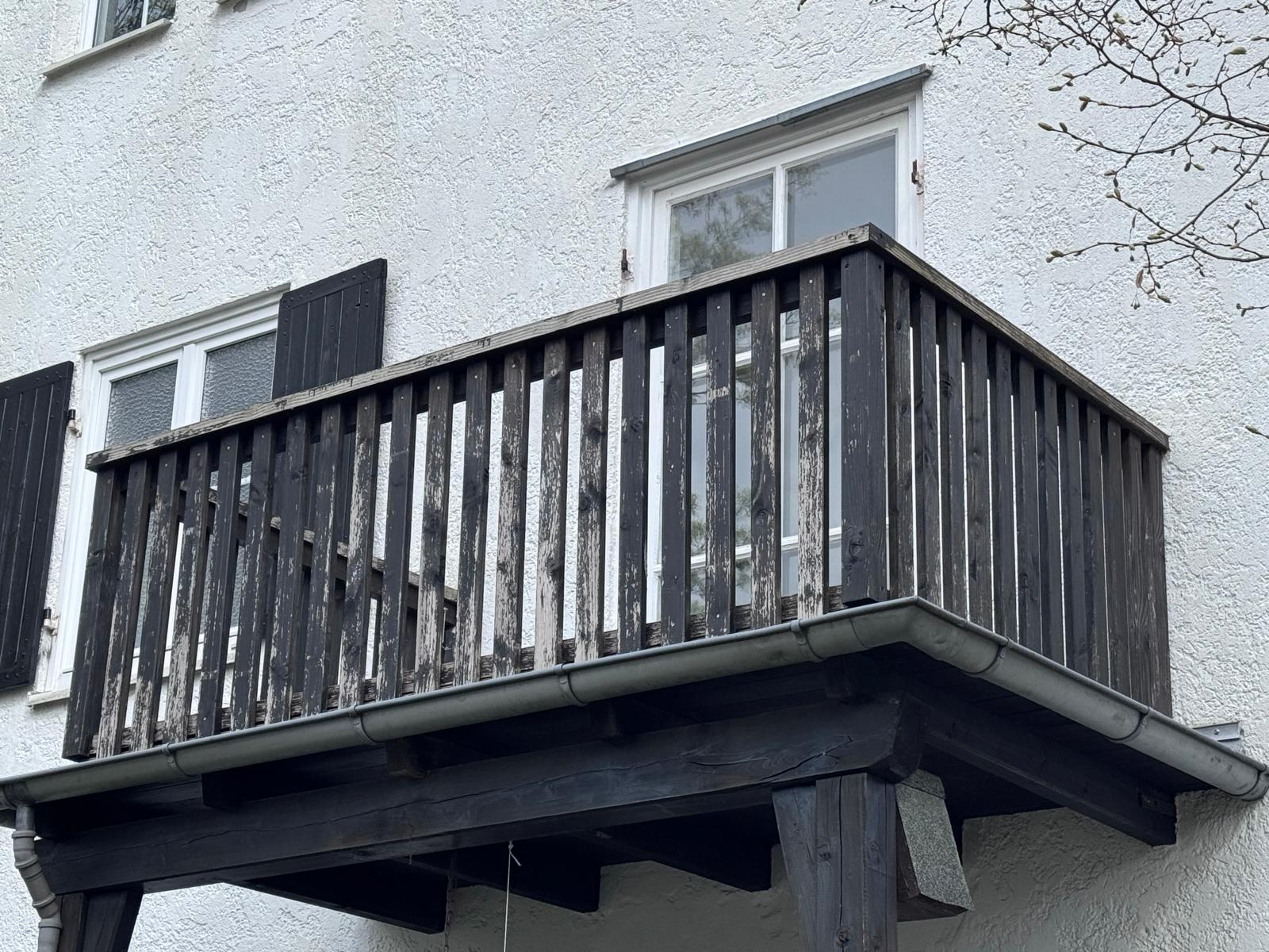 Verwitterter Holzbalkon am Steimker Berg Wolfsburg vor dem Pflegeanstrich – abblätternder Lack