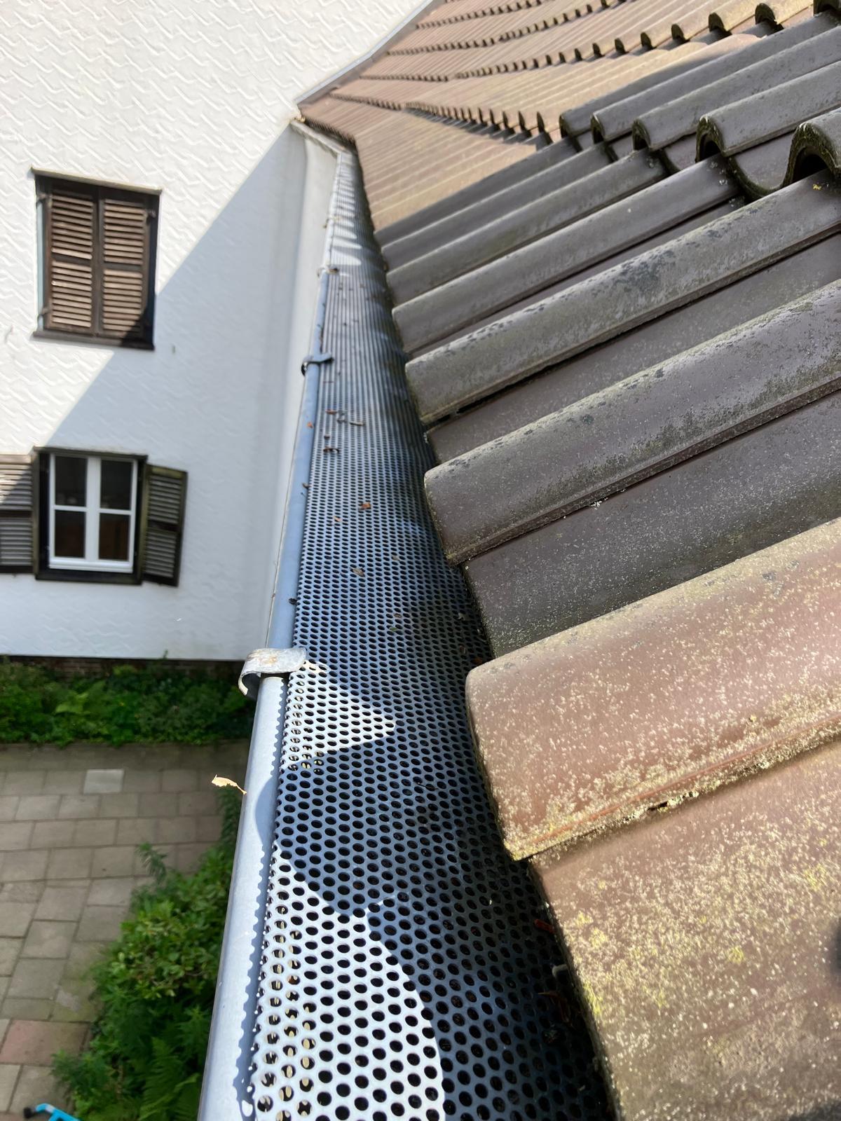 Sauber gereinigte Dachrinne in Wolfsburg – nach der Reinigung durch Steimker Objektpflege