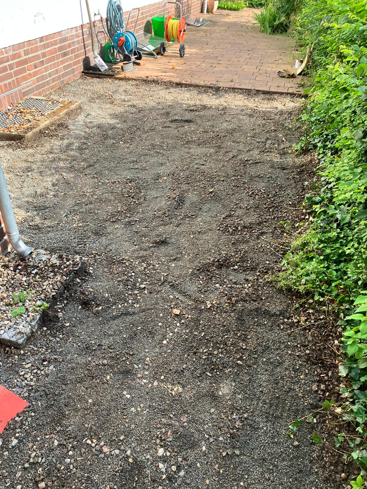 Abgetragene Kiesschichten vor dem Haus am Steimker Berg – Vorbereitung für die Drainage