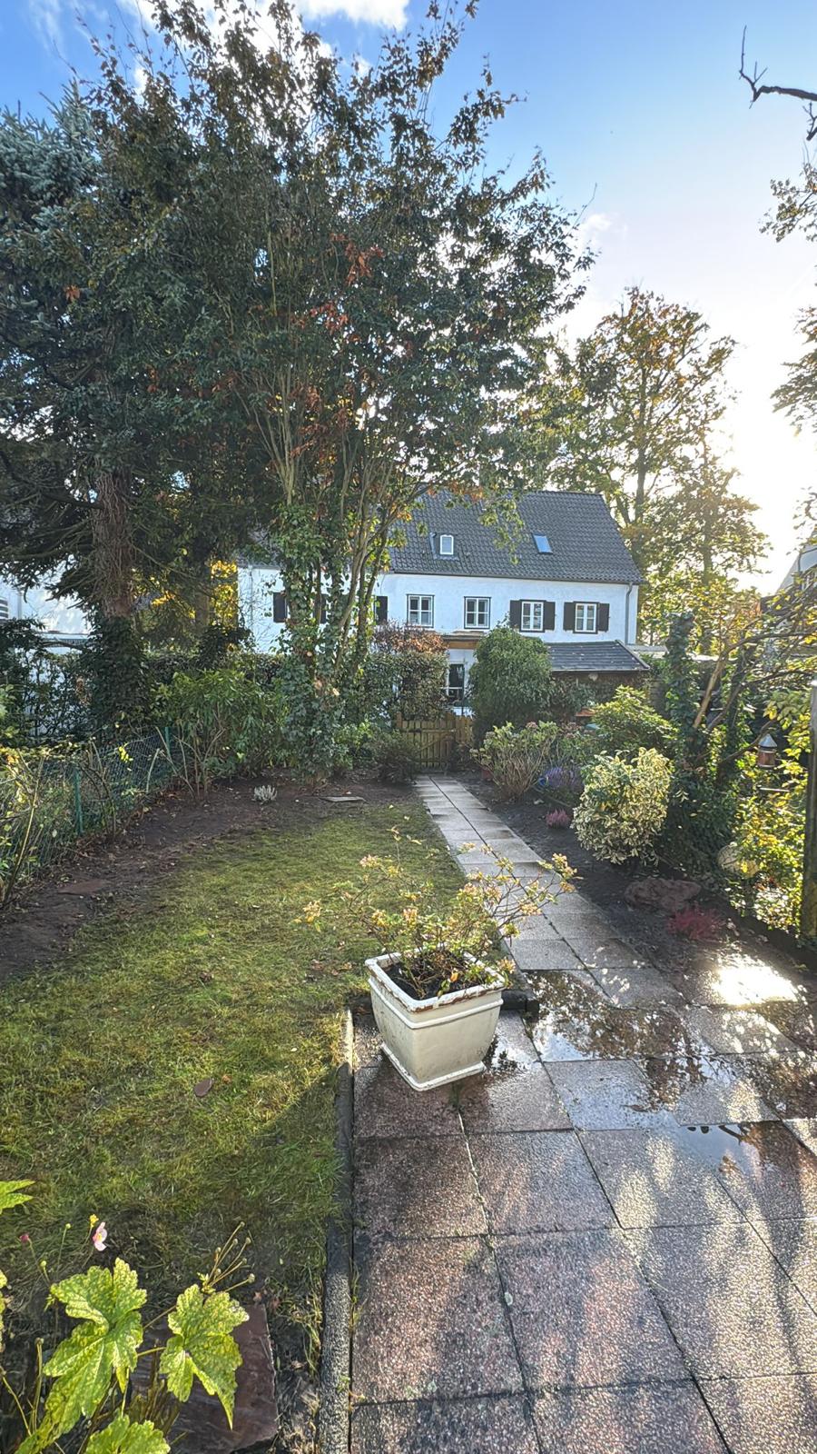 Gepflegter Garten am Steimker Berg Wolfsburg nach der Grundpflege – offene Beete, zurückgeschnittene Büsche, sauberer Weg