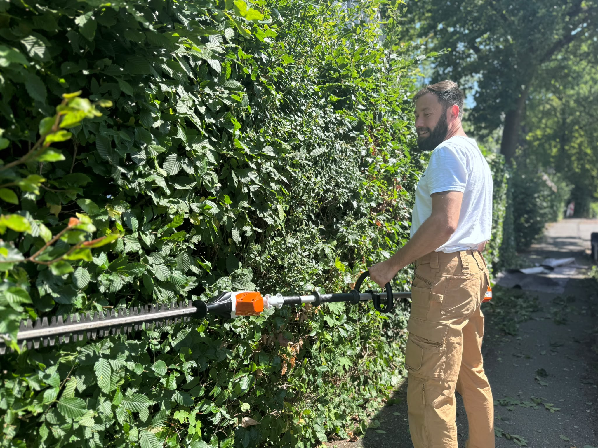 Heckenschnitt in Wolfsburg – Steimker Objektpflege bei der Arbeit