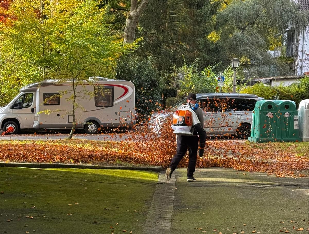 Gehwegreinigung mit Laubbläser am Steimker Berg Wolfsburg im Herbst